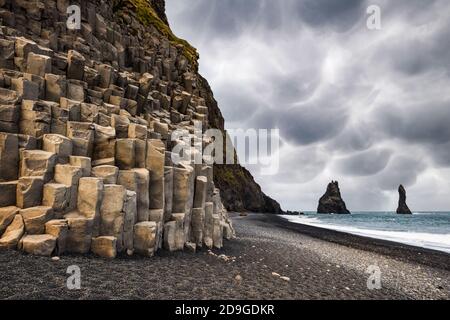 Unglaubliche Aussicht auf Black Beach und Troll Zehen Klippen bei bewölktem Wetter. Stürmischer Himmel mit bedrohlichen Mammatuswolken im Hintergrund. Reynisdrangar, Vik, Island. Landschaftsfotografie Stockfoto