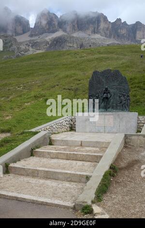 Denkmal für Fausto Coppi am Pordoi-Pass in den Dolomiten Norditalien Stockfoto