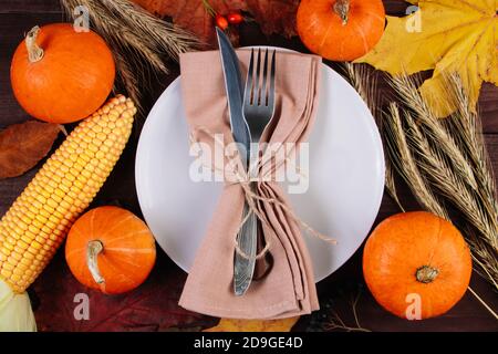 Alles Gute Zum Erntedankfest. Festliche Tischeinstellung auf braunem Holzhintergrund. Stockfoto