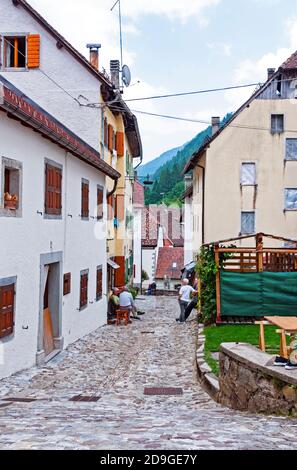 Straße in Pesariis, Friaul-Julisch Venetien, Italien Stockfoto