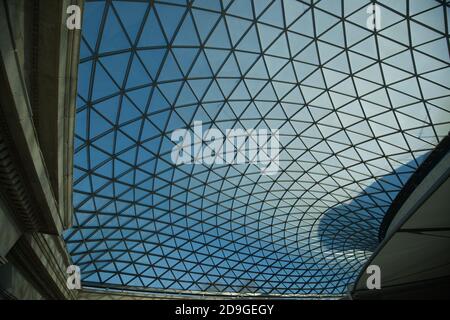 Das tessellierte Glasdach des Queen Elizabeth II Great Court - British Museum, London, Großbritannien Stockfoto