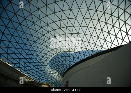 Das tessellierte Glasdach des Queen Elizabeth II Great Court - British Museum, London, Großbritannien Stockfoto