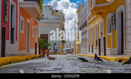 SAN JUAN, USA - 31. Okt 2020: Eine atemberaubende Aufnahme von wunderschönen Gebäuden, die in San Juan, Puerto Rico, aufgenommen wurden Stockfoto