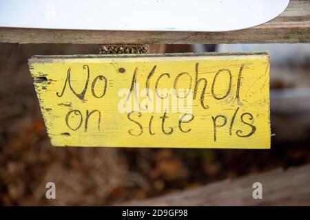 Steeple Claydon, Buckinghamshire, Großbritannien. November 2020. Anti-HS2-Umweltaktivisten leben in Poors Piece Wood, um es aus den Klauen von HS2 zu retten. Dieser anikente Wald und Teile der Landschaft um ihn herum sollen durch HS2 zerstört werden. Die umstrittene Hochgeschwindigkeitsbahn von London nach Birmingham ist sowohl für Dorfbewohner im Turm Claydon als auch für Umweltaktivisten von großer Bedeutung. Quelle: Maureen McLean/Alamy Stockfoto