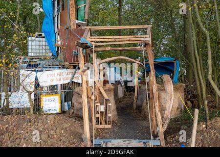 Steeple Claydon, Buckinghamshire, Großbritannien. November 2020. Anti-HS2-Umweltaktivisten leben in Poors Piece Wood, um es aus den Klauen von HS2 zu retten. Dieser anikente Wald und Teile der Landschaft um ihn herum sollen durch HS2 zerstört werden. Die umstrittene Hochgeschwindigkeitsbahn von London nach Birmingham ist sowohl für Dorfbewohner im Turm Claydon als auch für Umweltaktivisten von großer Bedeutung. Quelle: Maureen McLean/Alamy Stockfoto