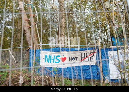 Steeple Claydon, Buckinghamshire, Großbritannien. November 2020. Anti-HS2-Umweltaktivisten leben in Poors Piece Wood, um es aus den Klauen von HS2 zu retten. Dieser anikente Wald und Teile der Landschaft um ihn herum sollen durch HS2 zerstört werden. Die umstrittene Hochgeschwindigkeitsbahn von London nach Birmingham ist sowohl für Dorfbewohner im Turm Claydon als auch für Umweltaktivisten von großer Bedeutung. Quelle: Maureen McLean/Alamy Stockfoto