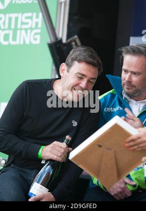 Bürgermeister von Greater Manchester und Burnham vor der Podiumsplatzierung. Die Fahrer nahmen an der letzten Etappe der Tour of Britain Teil, die in Manchester in Deansgate, Großbritannien, endete. Stockfoto