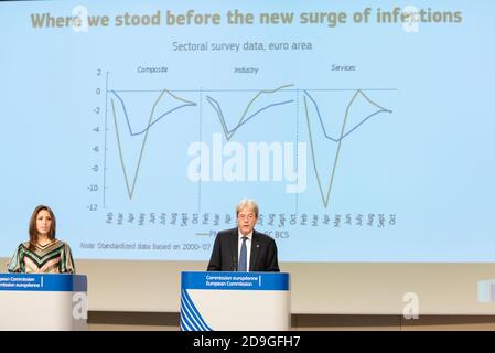 (201105) -- BRÜSSEL, 5. November 2020 (Xinhua) -- Paolo Gentiloni (R), EU-Kommissar für Wirtschaft, spricht am 5. November 2020 auf einer Pressekonferenz in Brüssel, Belgien. Die Europäische Union (EU) hat am Donnerstag die Hoffnung auf eine schnelle Trendwende für die europäischen Volkswirtschaften vereitelt und prognostiziert, dass das Niveau vor der Pandemie erst 2023 erreicht werden wird. (Europäische Union/Handout über Xinhua) Stockfoto