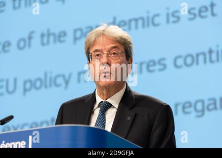 (201105) -- BRÜSSEL, 5. November 2020 (Xinhua) -- Paolo Gentiloni, EU-Kommissar für Wirtschaft, spricht auf einer Pressekonferenz in Brüssel, Belgien, am 5. November 2020. Die Europäische Union (EU) hat am Donnerstag die Hoffnung auf eine schnelle Trendwende für die europäischen Volkswirtschaften vereitelt und prognostiziert, dass das Niveau vor der Pandemie erst 2023 erreicht werden wird. (Europäische Union/Handout über Xinhua) Stockfoto