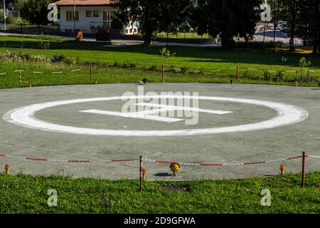 Hubschrauberlandeplatz im Tal, unter Sonnenuntergang. Stockfoto