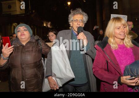 London, Großbritannien. November 2020. Piers Corbyn im Gespräch mit Demonstranten. Hunderte von antikapitalistischen Demonstranten nehmen an der jährlichen Million Mask March Demonstration im Zentrum von London Teil. Der Protest ist gegen Austerität, Rechtsverletzungen, Kriegsverbrechen und korrupte Politiker. Penelope Barritt/Alamy Live News Stockfoto