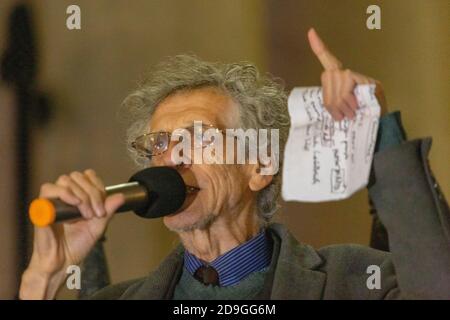 London, Großbritannien. November 2020. Piers Corbyn spricht bei der Demonstration. Hunderte von antikapitalistischen Demonstranten nehmen an der jährlichen Million Mask March Demonstration im Zentrum von London Teil. Der Protest ist gegen Austerität, Rechtsverletzungen, Kriegsverbrechen und korrupte Politiker. Penelope Barritt/Alamy Live News Stockfoto