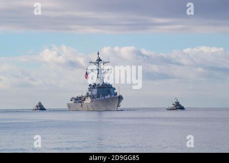 Der US Navy Arleigh Burke Klasse Lenkraketen Zerstörer USS Halsey kehrt nach einem siebenmonatigen Einsatz am 29. Oktober 2020 in Pearl Harbor, Hawaii, nach Homeport auf der Joint Base Pearl Harbor-Hickam zurück. Stockfoto