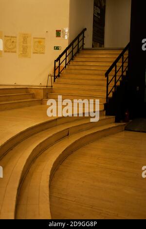Vertikale Aufnahme des Laminatparketts und der Treppe Stockfoto