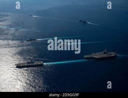 US Navy Schiffe, die der Ronald Reagan Carrier Strike Group zugewiesen wurden, schlossen sich Schiffen der japanischen Maritime Self-Defence Force an, die während der Übung Keen Sword 21 am 26. Oktober 2020 im philippinischen Meer in Formation segeln. Stockfoto