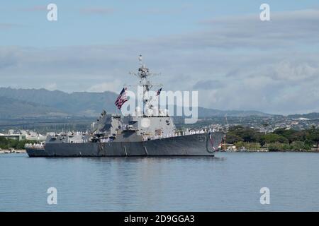 Der US Navy Arleigh Burke Klasse Lenkraketen Zerstörer USS Halsey kehrt nach einem siebenmonatigen Einsatz am 29. Oktober 2020 in Pearl Harbor, Hawaii, nach Homeport auf der Joint Base Pearl Harbor-Hickam zurück. Stockfoto