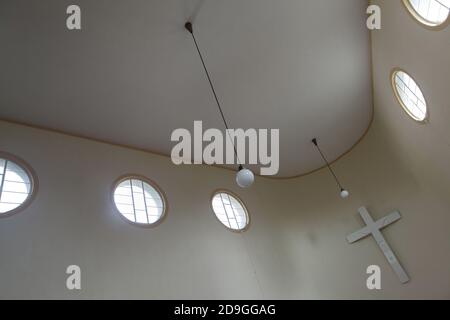 Das Innere des Kongregationshauses der tschechoslowakischen Hussitenkirche des Priesters Ambrož (Sbor kněze Ambrože) wurde vom Architekten des tschechischen Modernisme Josef Gočár entworfen und 1926-1928 in Hradec Králové in Ostböhmen, Tschechische Republik, erbaut. Stockfoto