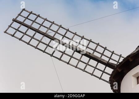 Holzbestand und Rahmen einer Turmmühle, Detail einer Windmühle Stockfoto