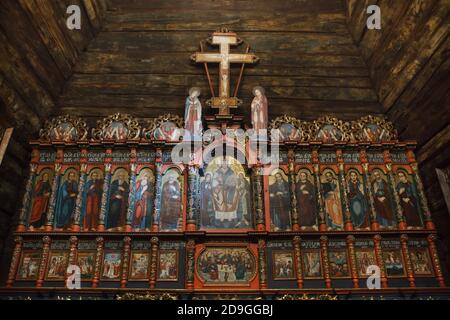 Die traditionelle Karpaten-Ikonostase stammt aus der Mitte des 18. Jahrhunderts im Inneren der Nikolaikirche in den Gärten von Jiráskovy in Hradec Králové in Ostböhmen, Tschechien. Die Holzkirche wurde 1502-1510 im Dorf Habura in der Nähe von Medzilaborce, Ostslowakei gebaut. 1744 wurde die Kirche verkauft und in das nahe gelegene Dorf Malá Pol'ana verlegt. Die Kirche wurde im Ersten Weltkrieg kaum beschädigt. 1934 wurden die Reste der Holzkirche wieder verkauft und nach Hradec Králové verlegt. Stockfoto