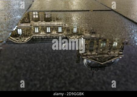 Paris, Frankreich. Januar 2016. Reflexionen in einer Pfütze des Louvre in Paris, Frankreich. Kredit: Bernard Menigault/Alamy Stock Photo Stockfoto