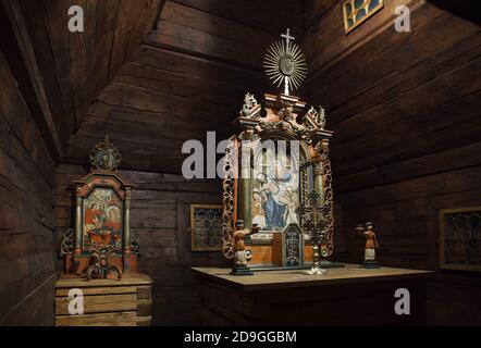 Die traditionelle karpatische Ikone der Christusklage stammt aus der Mitte des 18. Jahrhunderts auf dem Altar der Nikolaikirche in den Gärten von Jiráskovy in Hradec Králové in Ostböhmen, Tschechien. Im Hintergrund ist die Ikone der Verkündigung aus der Mitte des 18. Jahrhunderts auf der Prothese im Altar zu sehen. Die Holzkirche wurde 1502-1510 im Dorf Habura in der Nähe von Medzilaborce, Ostslowakei gebaut. 1744 wurde die Kirche verkauft und in das nahe gelegene Dorf Malá Pol'ana verlegt. Die Kirche wurde im Ersten Weltkrieg kaum beschädigt. Im Jahr 1934 wurde das Stockfoto