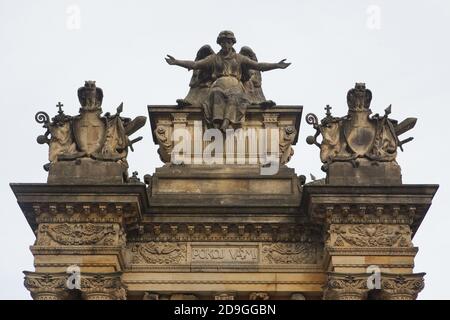 Engelsstatue des tschechischen Bildhauers Mořic Černil, die das monumentale Tor zum Neuen Friedhof (Nový hřbitov) in Hořice in Ostböhmen, Tschechische Republik, umstellt. Das von den tschechischen Bildhauern Bohuslav Moravec a Antonín Cechner entworfene Tor wurde von 1893 bis 1907 von Schülern der Hořice-Skulpturenschule hergestellt. Stockfoto