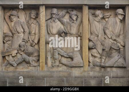 Tschechoslowakische Legionäre, die während des Ersten Weltkriegs kämpften, dargestellt im Sandsteinrelief des tschechischen Bildhauers Jan Vávra auf dem Masaryk-Unabhängigkeitsturm (Masarykova věž samostatnosti) in Hořice in Ostböhmen, Tschechien. Der vom tschechischen Architekten František Blažek (1925) entworfene Turm wurde nie fertiggestellt. Tschechoslowakische Legionäre in Frankreich, in Sibirien (Russland) und in Italien sind von links nach rechts dargestellt. Stockfoto