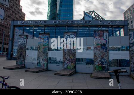 Landschaft aus alten Teilen der berliner Mauer am Potsdamer Platz Platz in Berlin Mitte Stockfoto