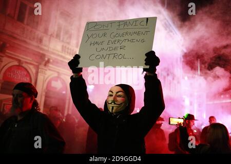 London, Großbritannien. November 2020. Anti-Lockdown-Protestor hält ein Schild, während Rauchbomben während des marsches nach Oxford Street London, Großbritannien, losgelassen werden. Kredit: Karla Hunter/Alamy Live Nachrichten Stockfoto