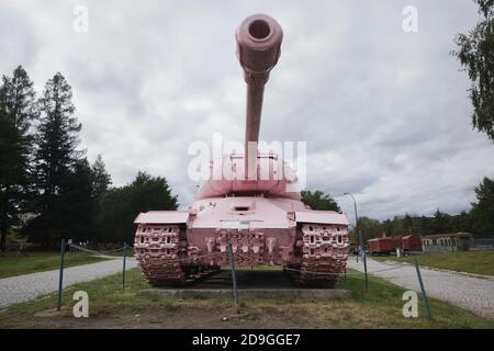 Sowjetischer schwerer Panzer IS-2, allgemein bekannt als rosa Panzer, gemalt von dem tschechischen bildenden Künstler David Černý, ausgestellt im Militärtechnischen Museum (Vojenské technickém muzeum) in Lešany, Tschechische Republik. Der Panzer, der früher als No 23 bekannt war, war früher das Denkmal für sowjetische Panzerbesatzungen in Prag, Tschechoslowakei. Im April 1991 wurde sie von dem Kunststudenten David Černý und Freunden kontrovers rosa gestrichen und zog später ins Museum. Das Modell IS-2 wurde nach dem sowjetischen Diktator Joseph Stalin benannt. Stockfoto