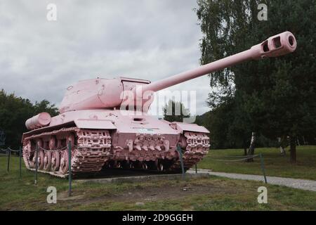 Sowjetischer schwerer Panzer IS-2, allgemein bekannt als rosa Panzer, gemalt von dem tschechischen bildenden Künstler David Černý, ausgestellt im Militärtechnischen Museum (Vojenské technickém muzeum) in Lešany, Tschechische Republik. Der Panzer, der früher als No 23 bekannt war, war früher das Denkmal für sowjetische Panzerbesatzungen in Prag, Tschechoslowakei. Im April 1991 wurde sie von dem Kunststudenten David Černý und Freunden kontrovers rosa gestrichen und zog später ins Museum. Das Modell IS-2 wurde nach dem sowjetischen Diktator Joseph Stalin benannt. Stockfoto