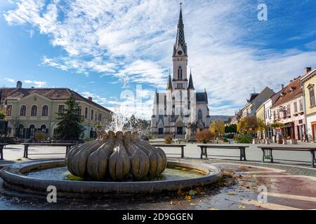 Alte Hauptplatz der Stadt mit Brunnen und Herz-Kirche Kőszeg, Ungarn Stockfoto