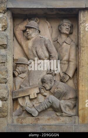 Tschechoslowakische Legionäre, die während des Ersten Weltkriegs in Frankreich kämpften, dargestellt im Sandsteinrelief des tschechischen Bildhauers Jan Vávra auf dem Masaryk-Unabhängigkeitsturm (Masarykova věž samostatnosti) in Hořice in Ostböhmen, Tschechien. Der vom tschechischen Architekten František Blažek (1925) entworfene Turm wurde nie fertiggestellt. Stockfoto