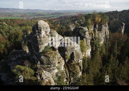 Hruboskalsko Felsformationen aus dem Aussichtspunkt auf dem Kleinen Löwen (Vyhlídka U Lvíčka) im Böhmischen Paradies (Český ráj) Landschaftsgebiet bei Hrubá Skála in Nordböhmen, Tschechische Republik. Stockfoto