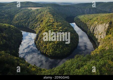 Die Moldau vom Aussichtspunkt Máj (Vyhlídka Máj) in der Nähe des Dorfes Teletín in Mittelböhmen, Tschechische Republik. Stockfoto