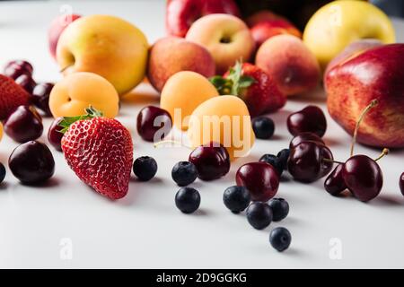 Gesunde vegetarische vegane saubere Lebensmittel in Papiertüte Früchte auf weißem Hintergrund Stockfoto