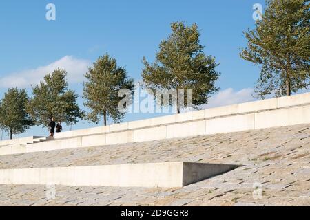 Kopfsteinpflaster und Beton am neuen Ufer in der Fastenzeit in der Nähe von Nijmegen, Niederlande, kurz nach seiner Fertigstellung Stockfoto