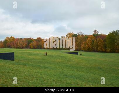 Zwei Abschnitte von Richard Serras Skulptur Schunnemunk Fork. Während des Herbstes ist die Herbstfärbung im Storm King Art Center in New York am höchsten. Stockfoto