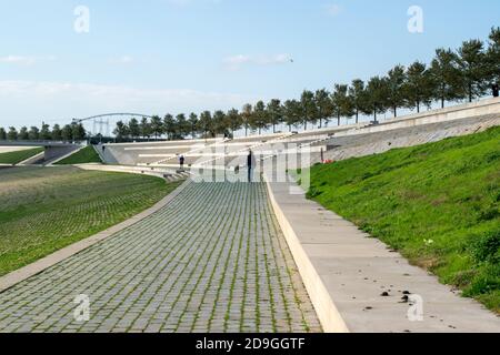 Kopfsteinpflaster und Beton am neuen Ufer in der Fastenzeit in der Nähe von Nijmegen, Niederlande, kurz nach seiner Fertigstellung Stockfoto