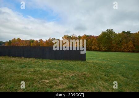 Ein Ausschnitt aus Richard Serras Skulptur Schunnemunk Fork. Während des Herbstes ist die Herbstfärbung im Storm King Art Center in New York am höchsten. Stockfoto