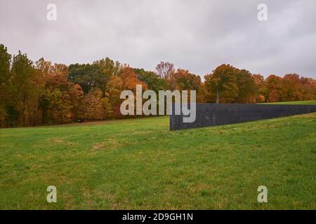 Ein Ausschnitt aus Richard Serras Skulptur Schunnemunk Fork. Während des Herbstes ist die Herbstfärbung im Storm King Art Center in New York am höchsten. Stockfoto