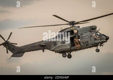 Helicóptero del SAR realizando un simulacro de rescate. Stockfoto