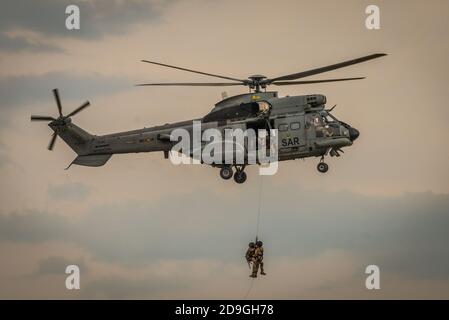 MADRID, SPANIEN - 21. Mai 2016: Helicoptero del SAR realizando practicas de rescate y salvamento. Stockfoto