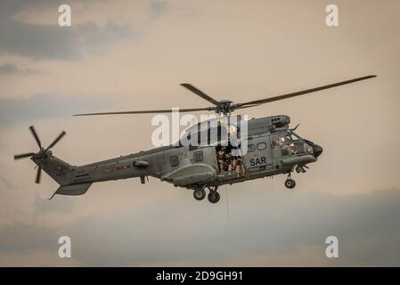 MADRID, SPANIEN - 21. Mai 2016: Helicoptero del SAR realizando practicas de rescate y salvamento. Stockfoto