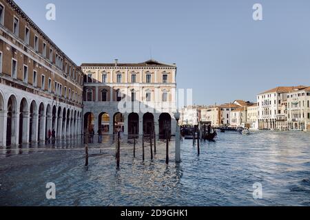 Rialto Erbaria unter Wasser, Acqua alta Überschwemmungen in Venedig, Canal Grande Stockfoto