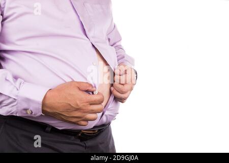 Mann mit ungesunden großen Bauch entknopf enge Hemd zu Erleichterung Stockfoto