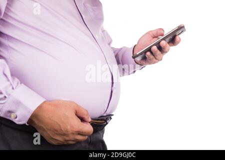 Männer kneifen ungesunde großen Bauch mit viszeralen oder subkutanen Fetten Stockfoto