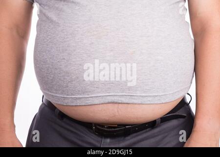 Nahaufnahme des Mannes auf T-Shirt mit hervorstehenden großen Bauch Stockfoto