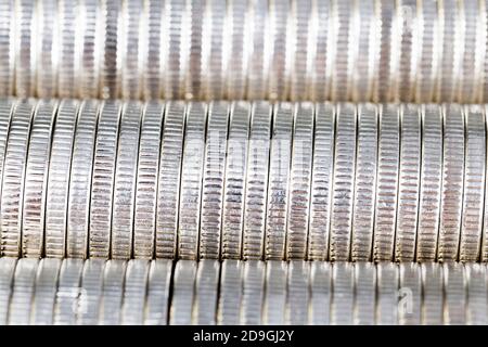 Viele runde Metallmünzen von silberner Farbe Stockfoto