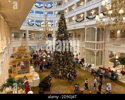 Orlando, FL/USA-12/28/19: Der riesige Weihnachtsbaum im Grand Floridian Resort Hotel in Disney World. Stockfoto